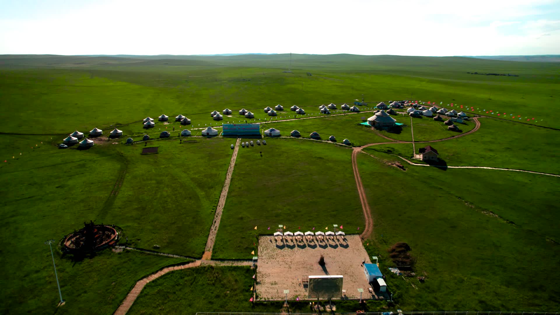 内蒙古广袤的千里草原及草原上散落的蒙古包黄昏5k超高清航拍视频的预览图