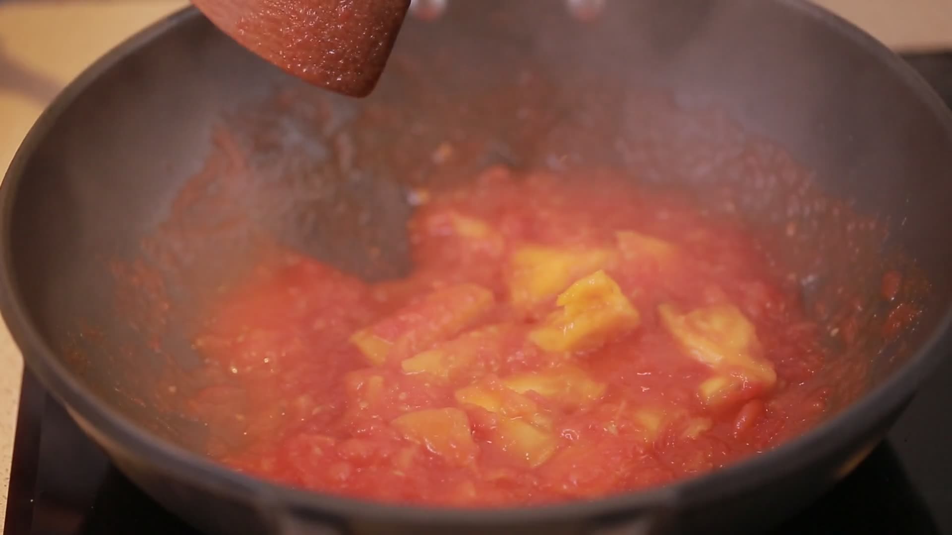 厨师炒制菠萝古老肉视频的预览图