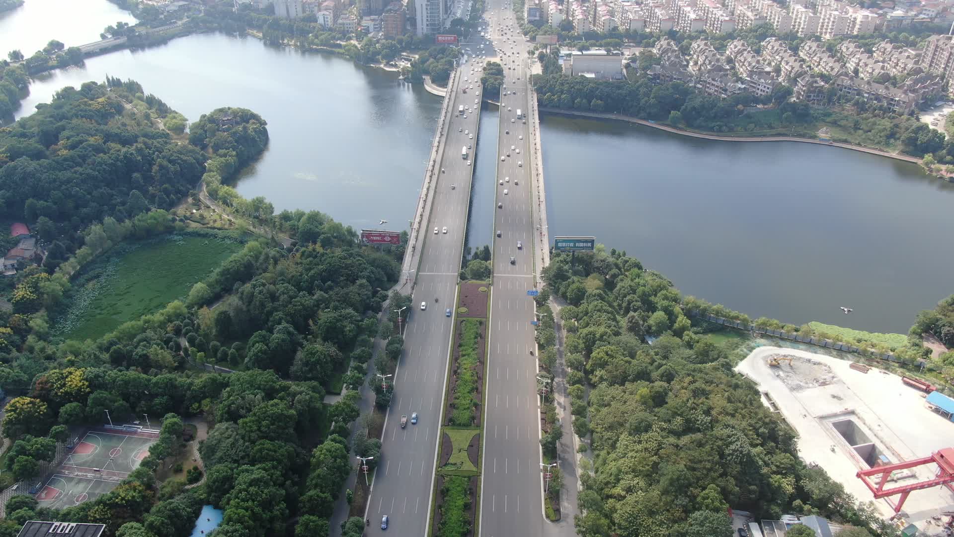 4K航拍湖南岳阳南湖大桥交通视频的预览图