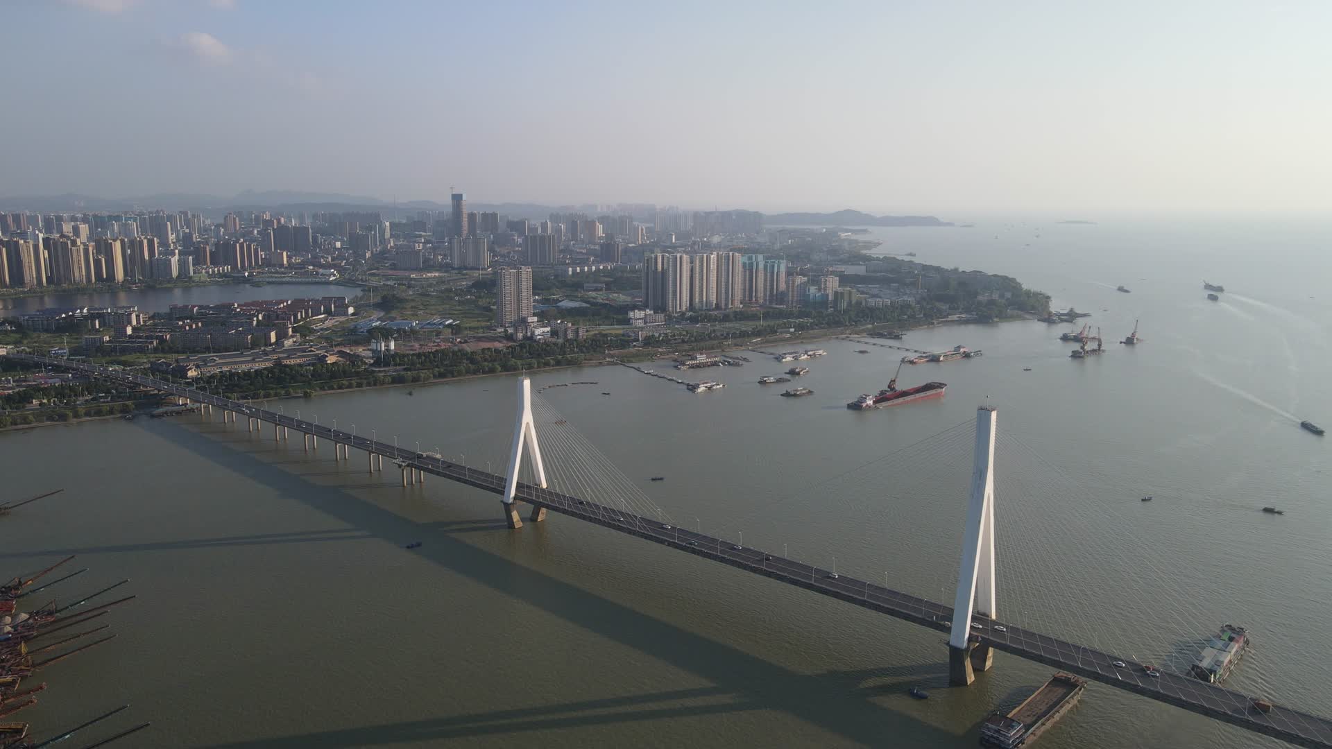4K航拍跨湖跨江大桥交通运输视频的预览图