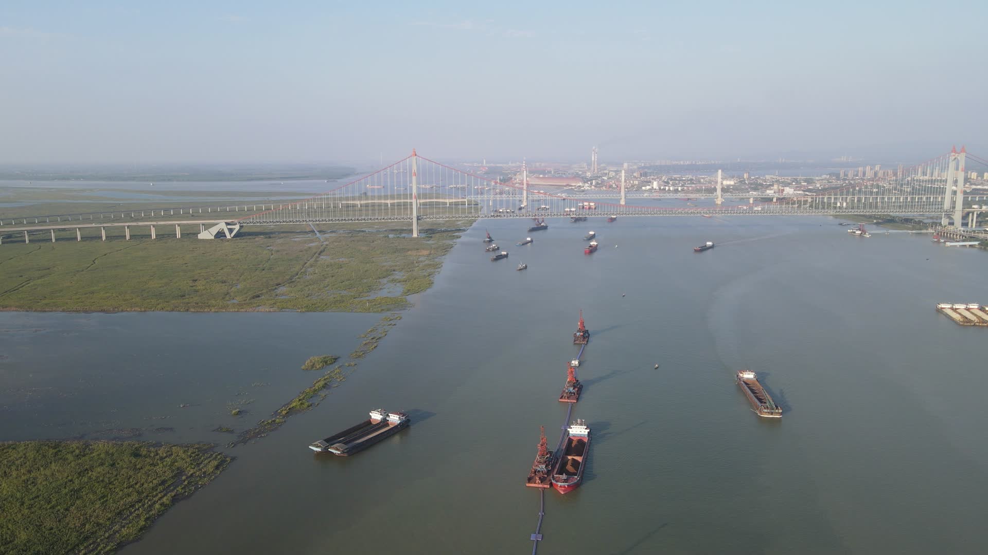 4K航拍湖南岳阳洞庭湖特大桥洞庭湖水运货船视频的预览图