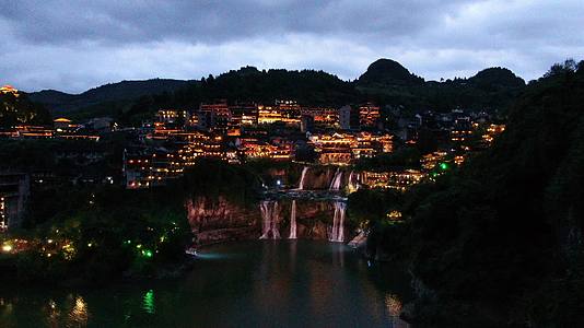 4K航拍湖南湘西芙蓉镇夜景视频的预览图