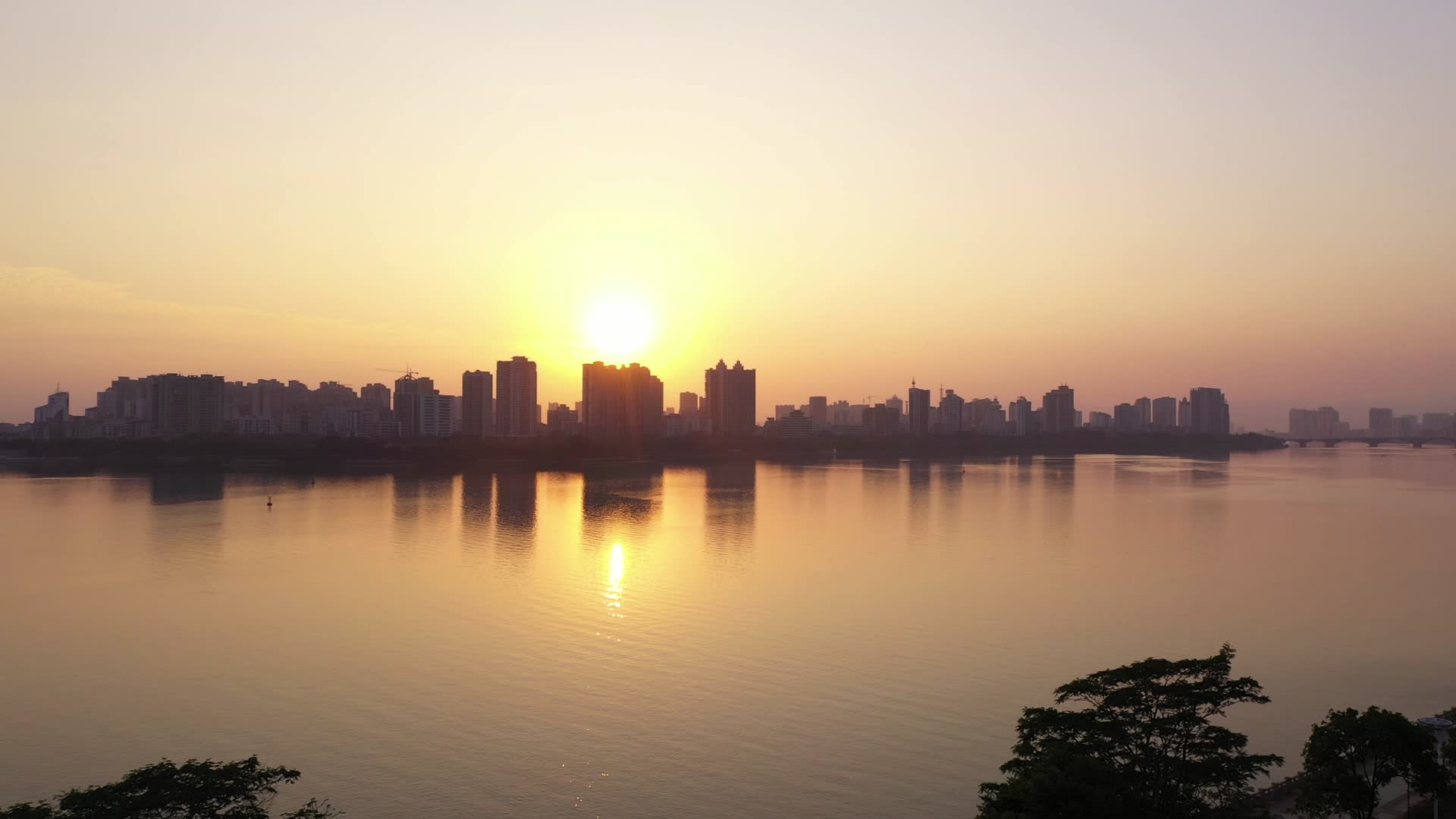 广东清远北江夕阳风景视频的预览图