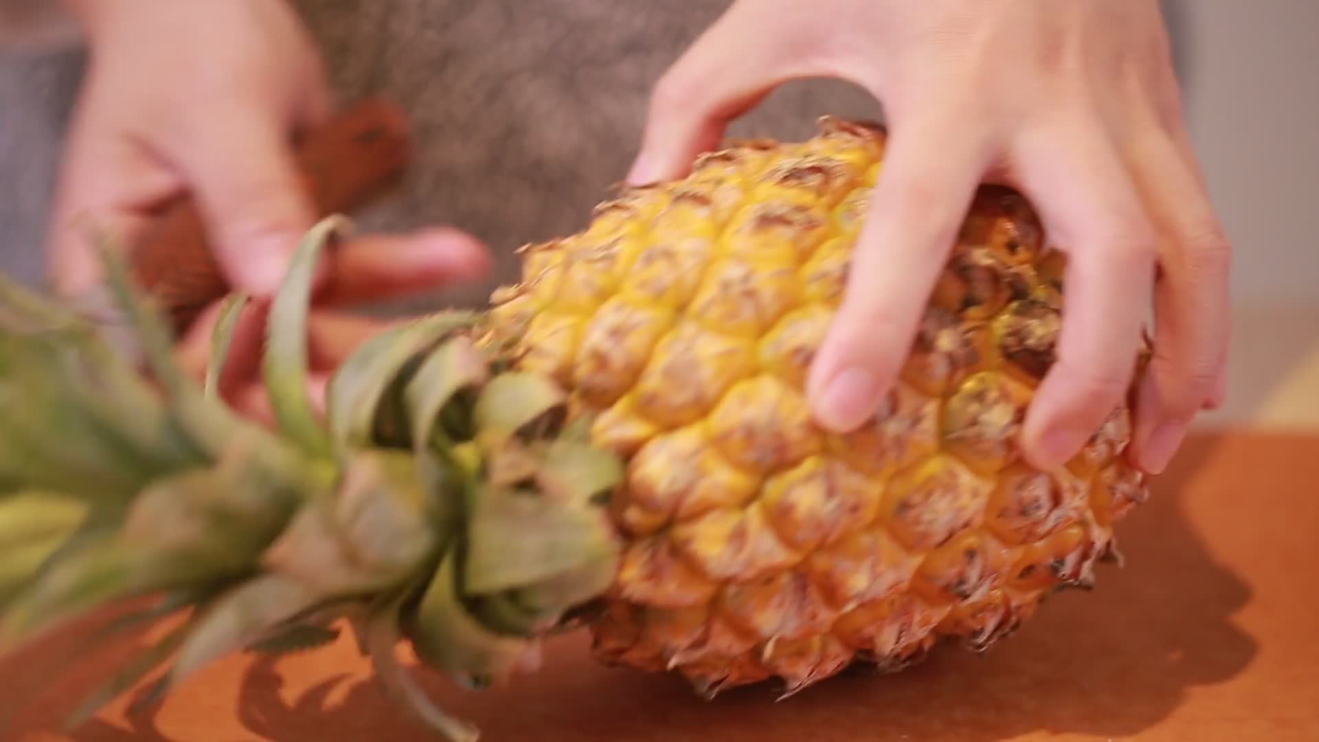 切削菠萝皮切菠萝视频的预览图