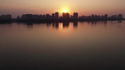 广东清远北江夕阳风景视频的预览图