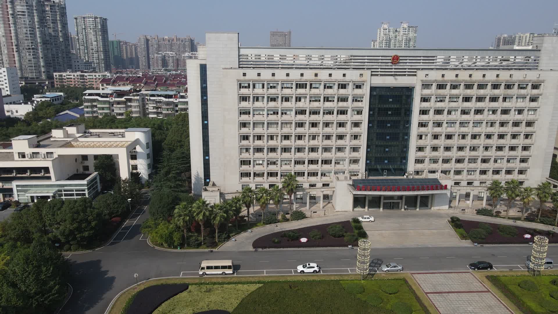 航拍湖南衡阳市政府大楼视频的预览图