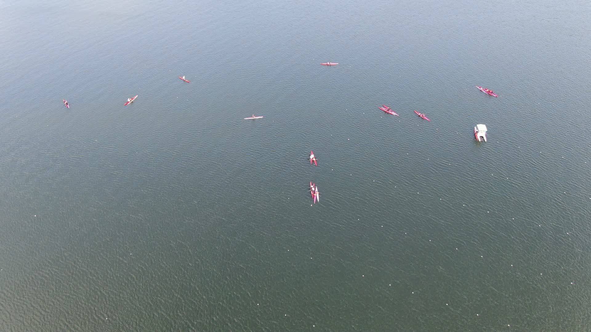 航拍海上皮划艇训练视频的预览图