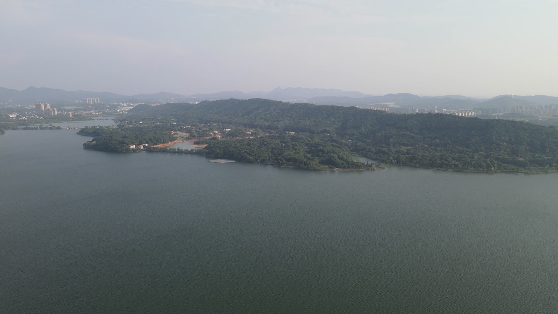 湖南岳阳洞庭湖休闲度假区航拍视频的预览图