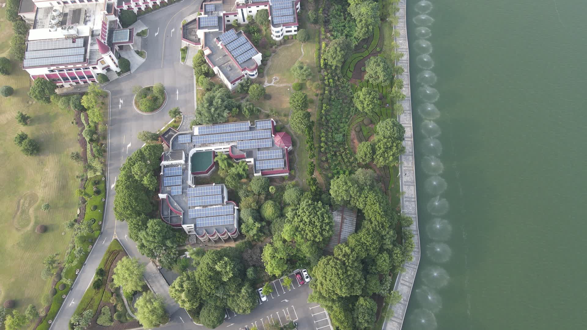 俯拍湖南岳阳洞庭湖休闲度假区视频的预览图