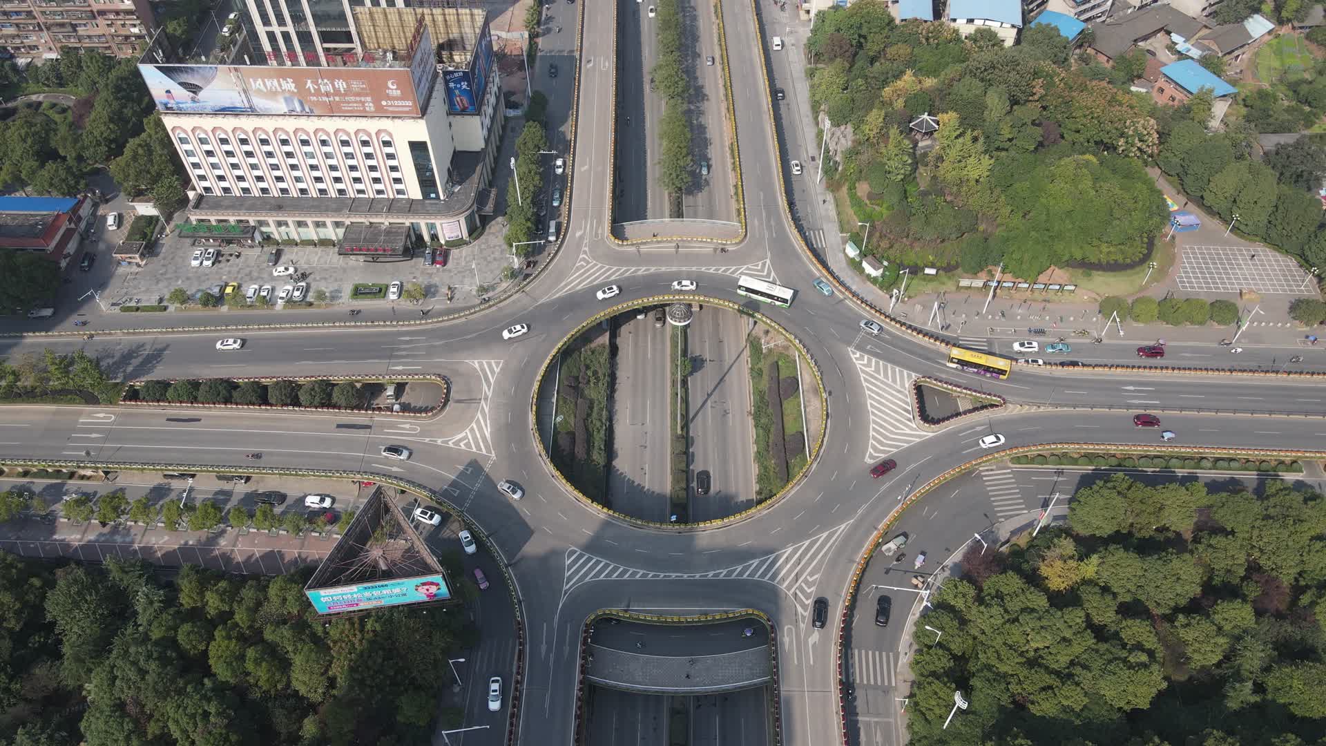 航拍城市圆形交通高架桥转盘视频的预览图