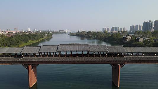 航拍湖南衡阳湘江东洲岛风雨桥视频的预览图