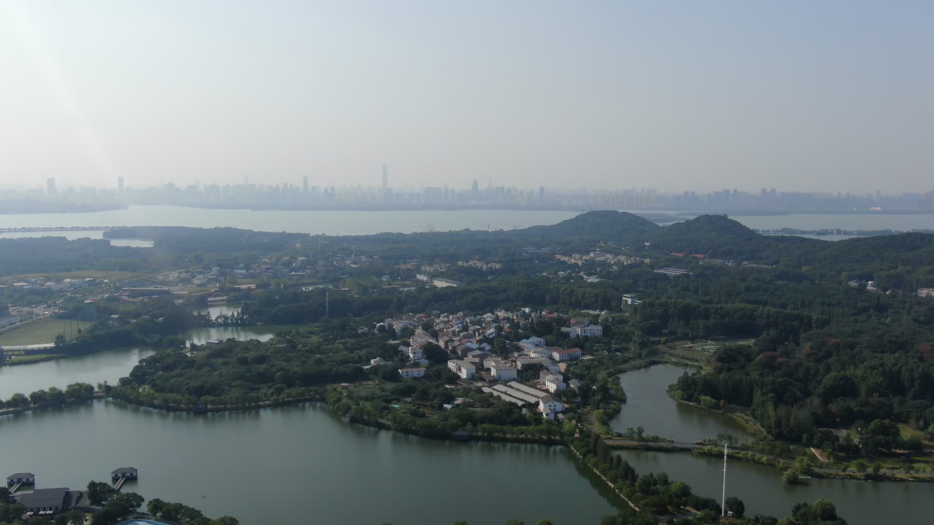 4K航拍武汉东湖磨山景区视频的预览图