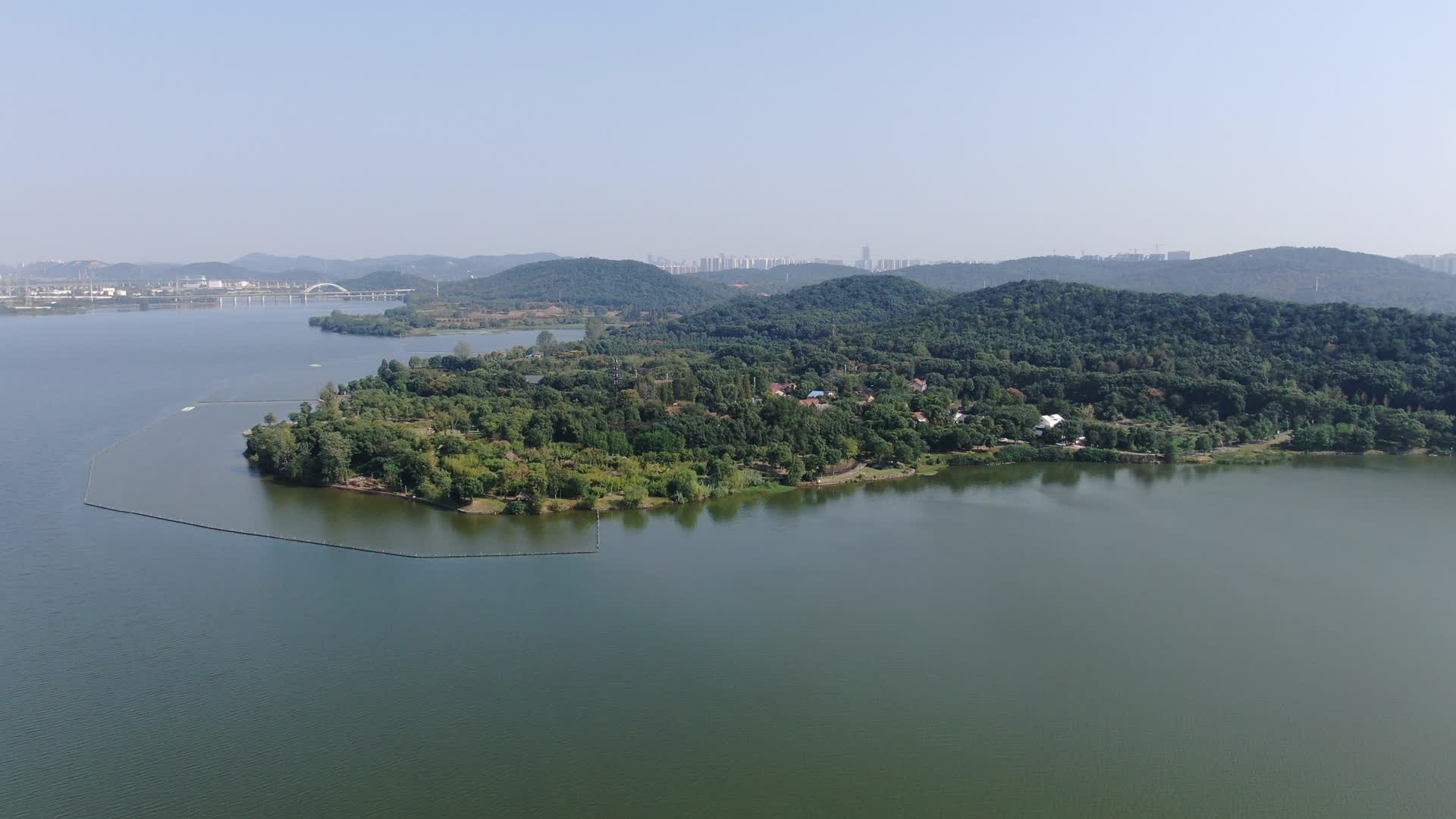 4K航拍湖北武汉东湖吹笛景区视频的预览图