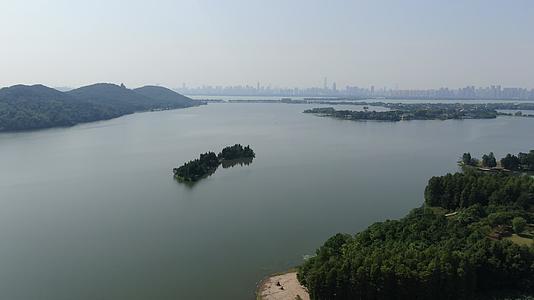 4K航拍武汉东湖生态旅游风景区视频的预览图