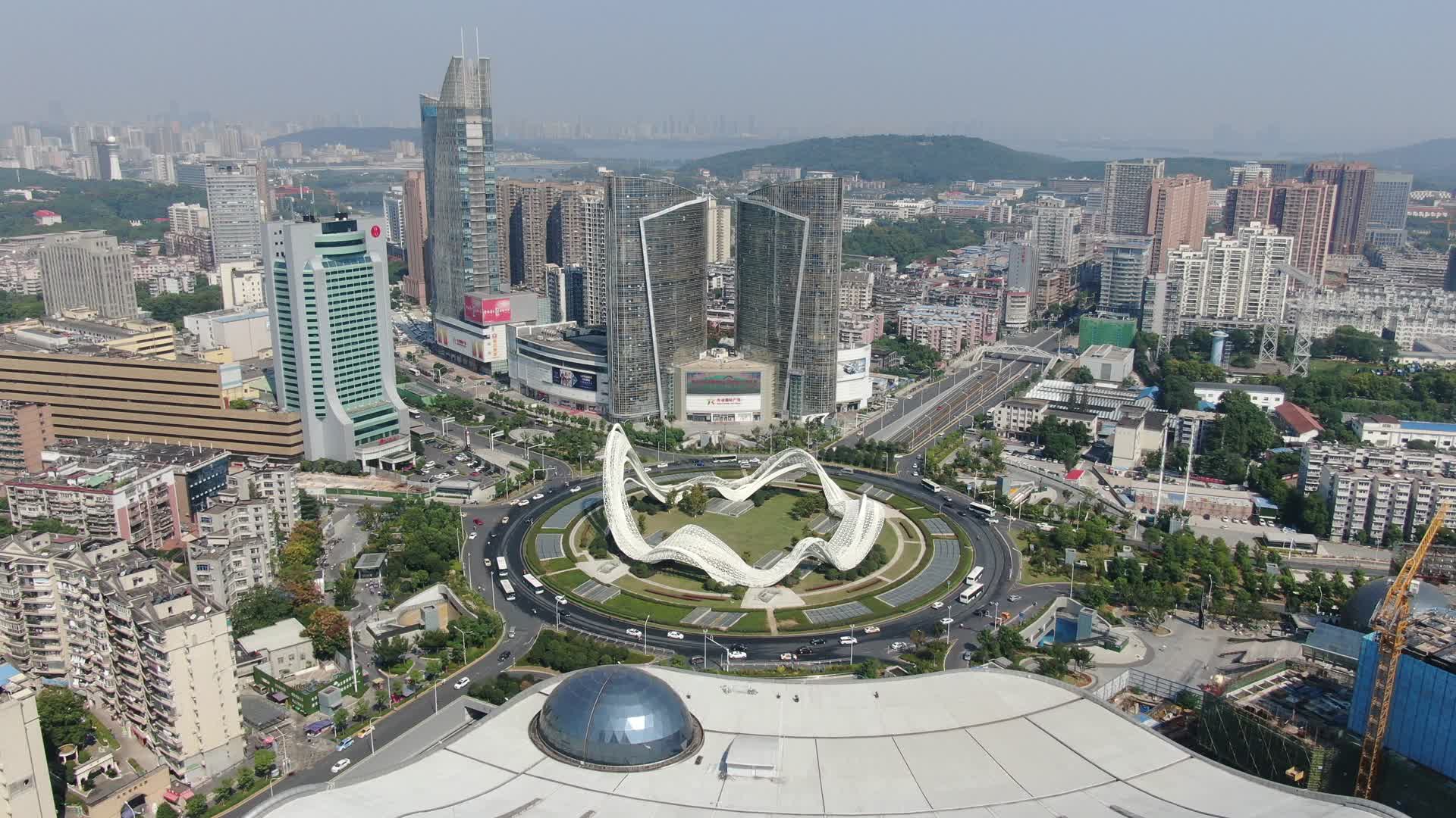 4K航拍湖北武汉光谷国际广场视频的预览图