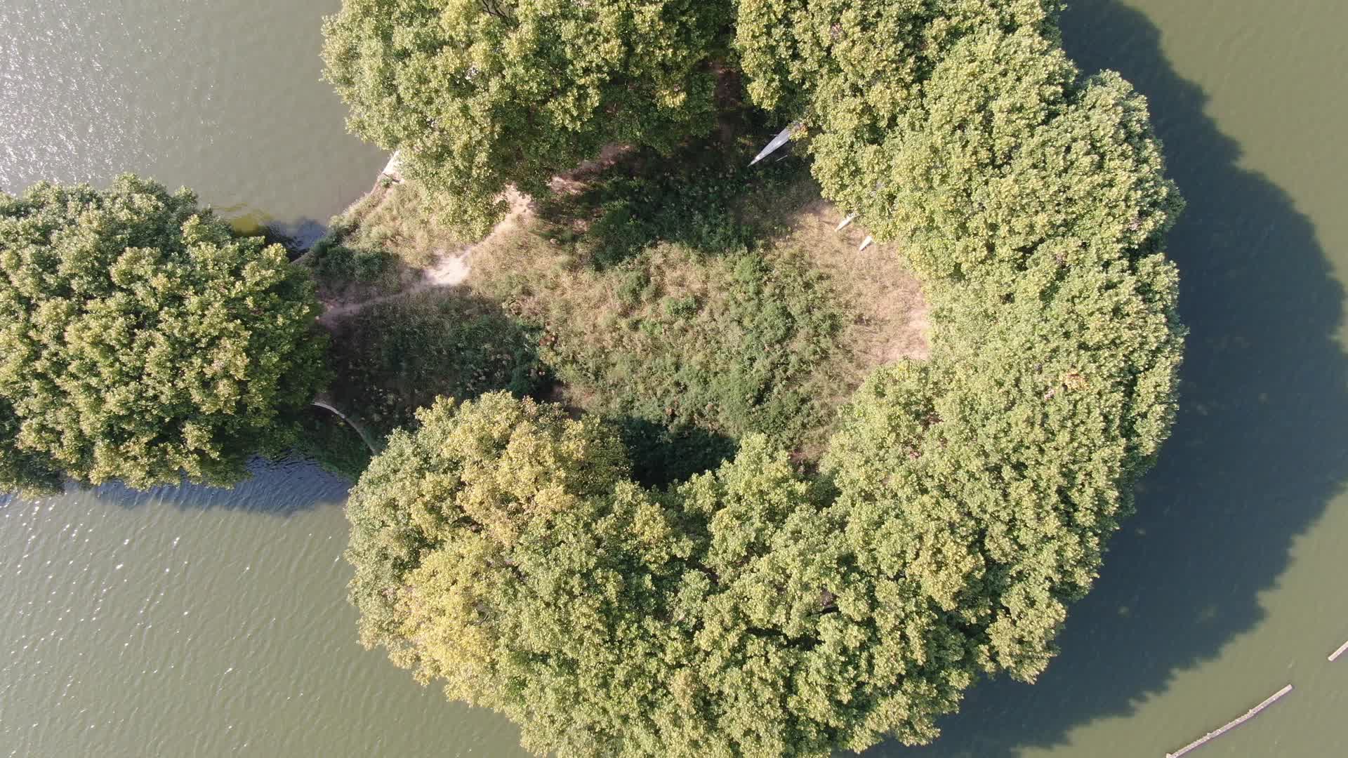 4K航拍湖中唯美小岛视频的预览图