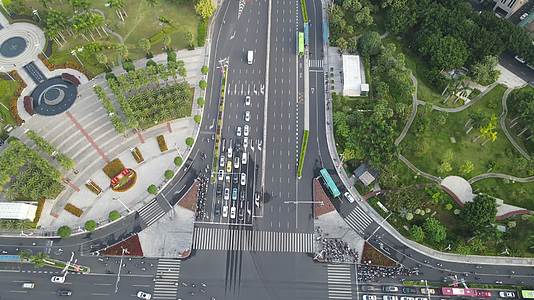俯拍城市十字交叉路口拥堵的交通视频的预览图