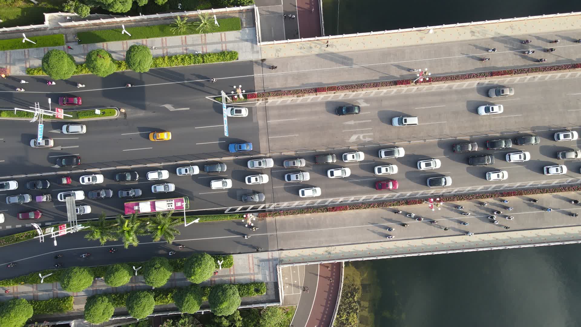 俯拍城市拥堵的交通视频的预览图