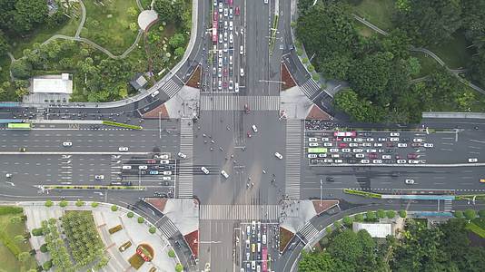 航拍城市十字交叉路口拥堵的交通视频的预览图