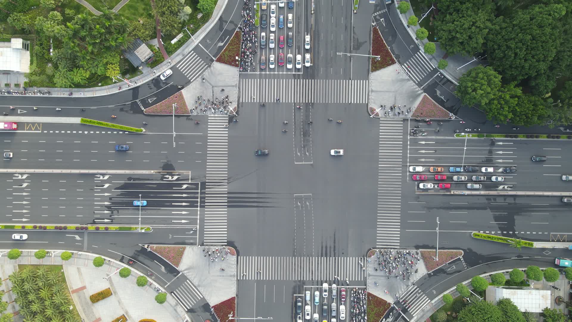 航拍广西南宁民族大道十字交叉路车流量视频的预览图