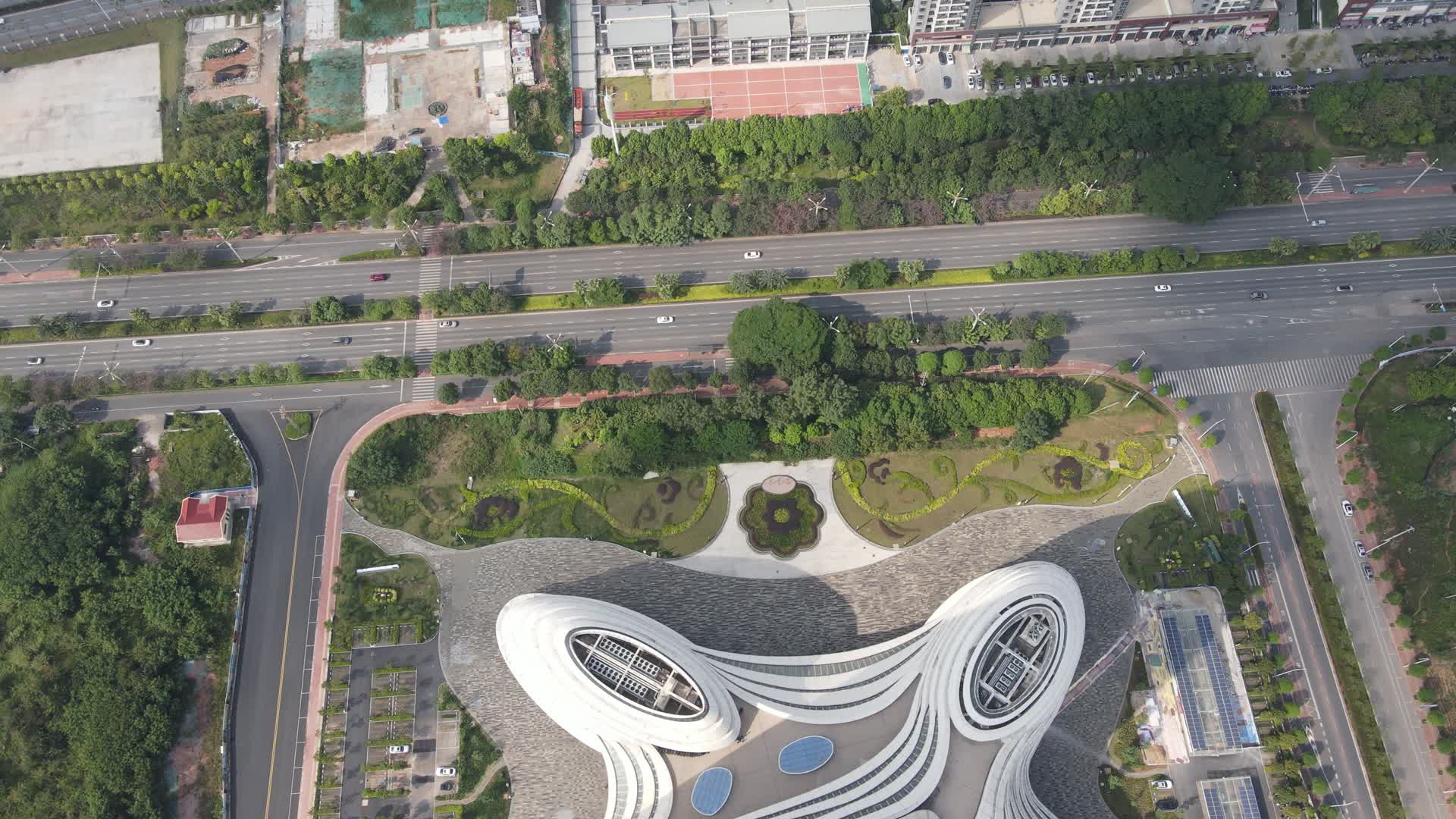 俯拍广西南宁融媒体地标建筑视频的预览图