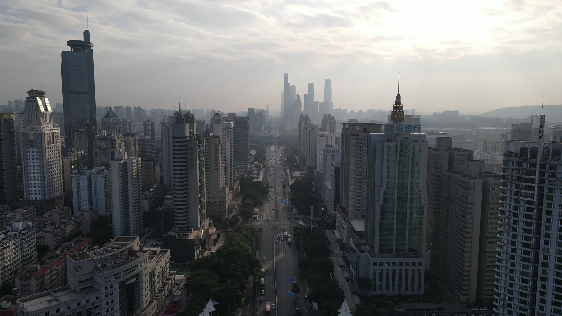 航拍广西南宁城市清晨拥堵的交通视频的预览图