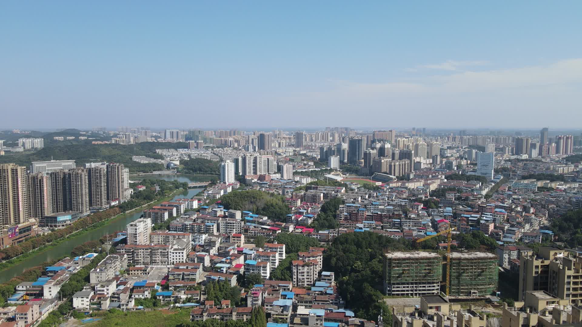 4K航拍湖北咸宁城市天际线视频的预览图