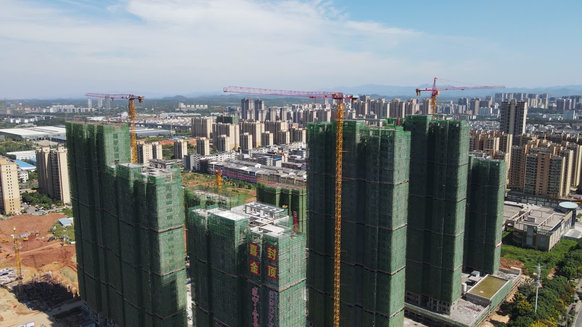 4K航拍城市在建高层住宅楼视频的预览图