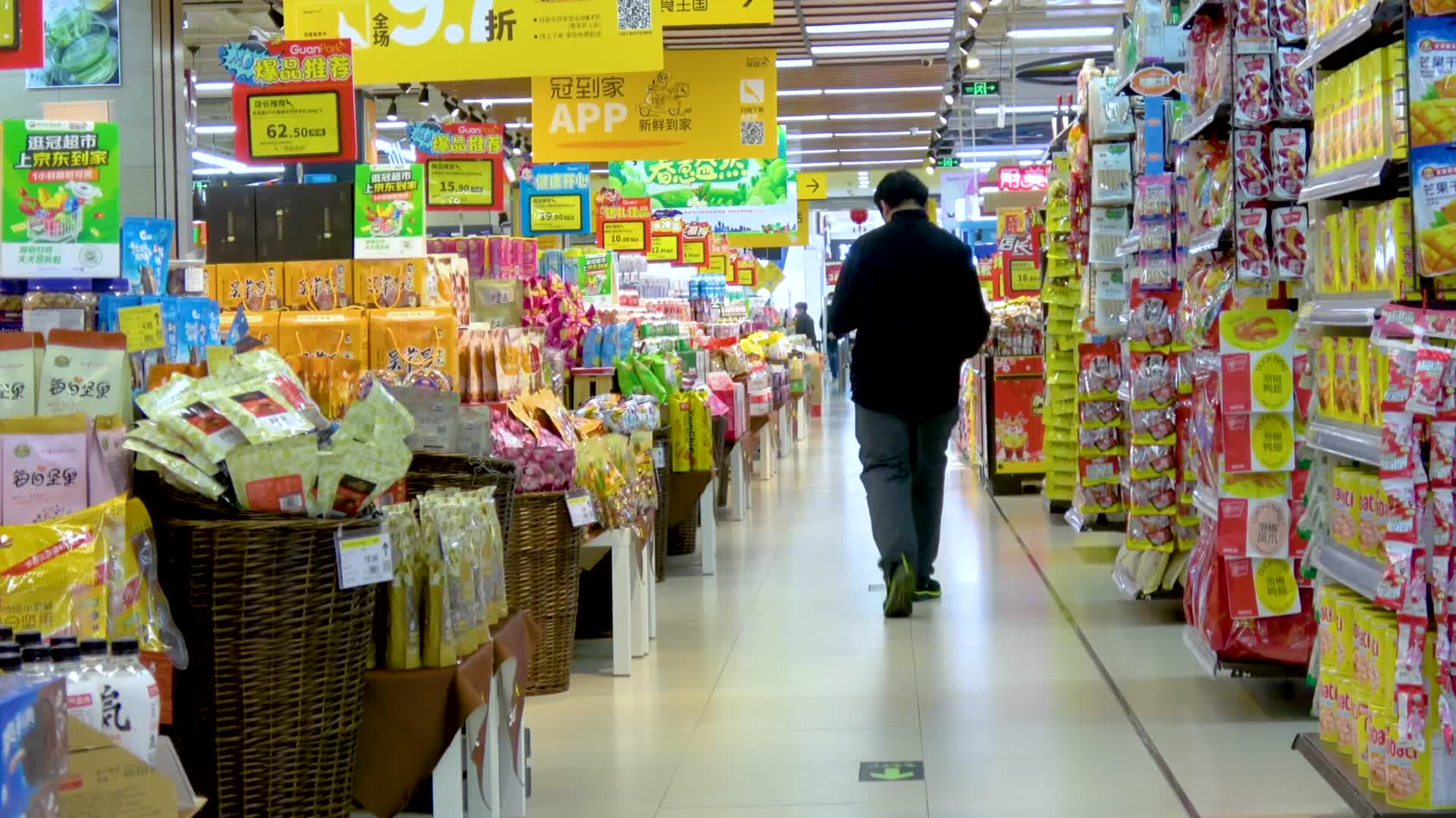 逛商超的人以及超市内部环境全景视频的预览图