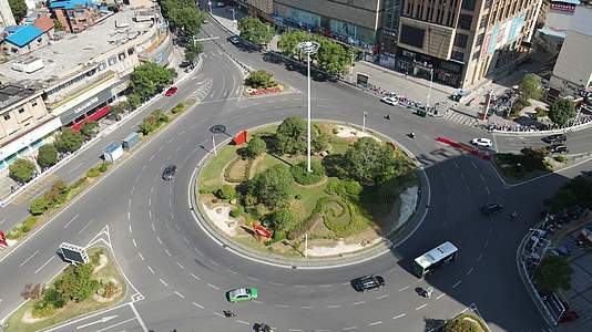 城市大道十字路口圆形转盘交通航拍4K视频的预览图