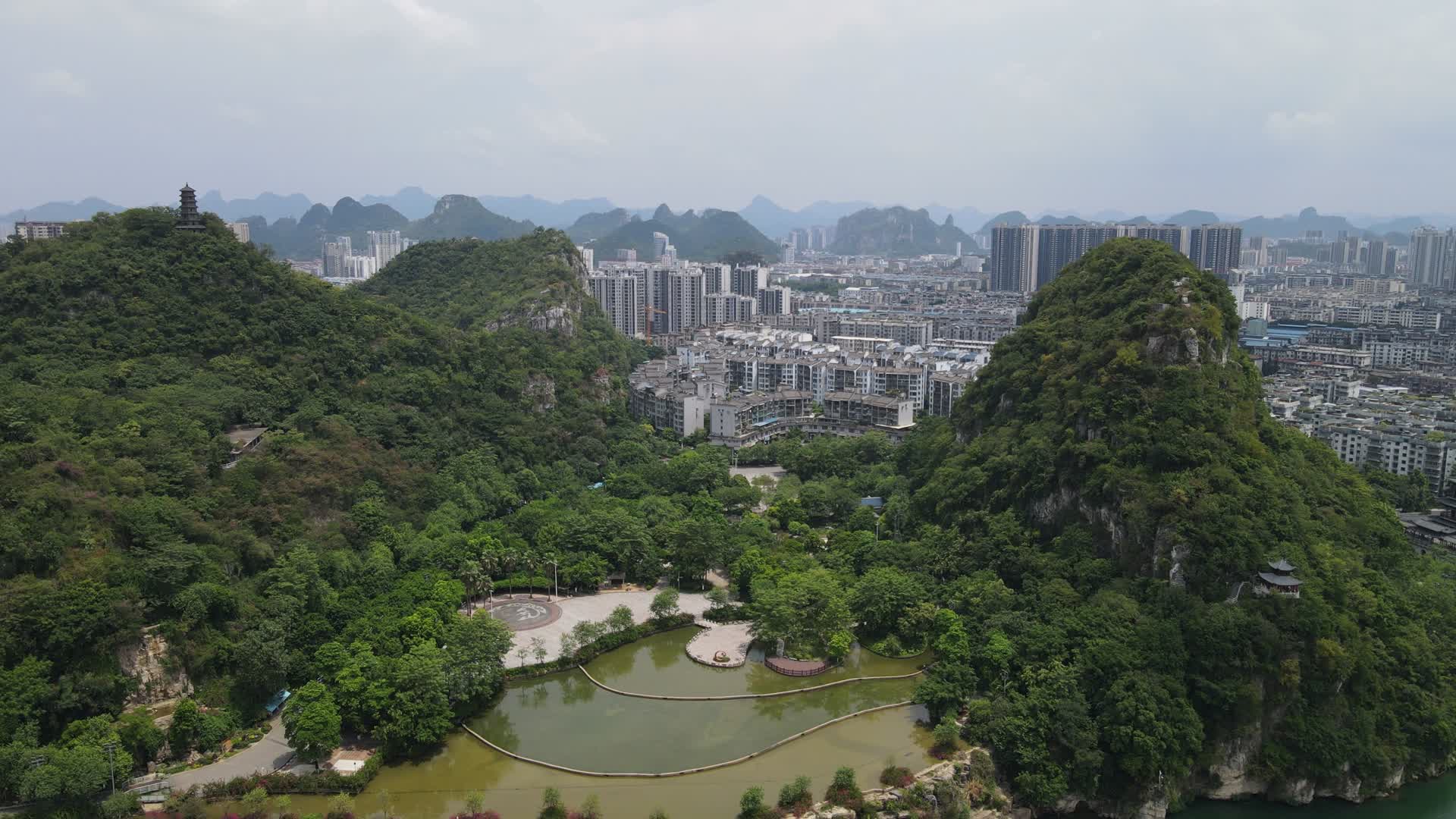 航拍广西柳州著名旅游景点蟠龙公园视频的预览图