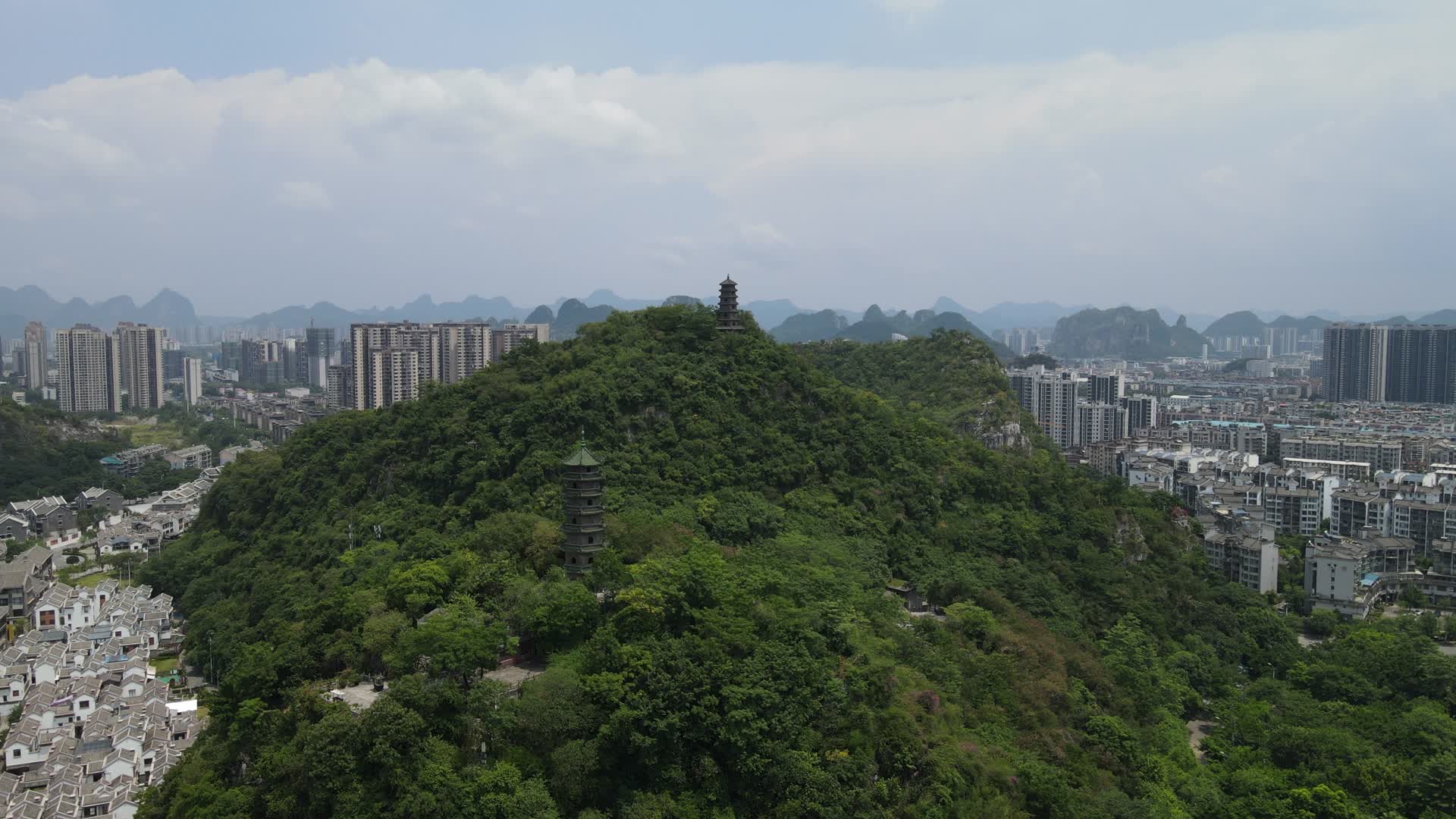 航拍广西柳州著名旅游景点蟠龙公园视频的预览图