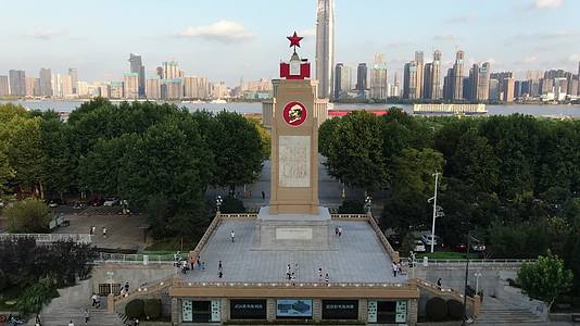 航拍湖北武汉长江抗洪纪念碑横渡长江博物馆视频的预览图