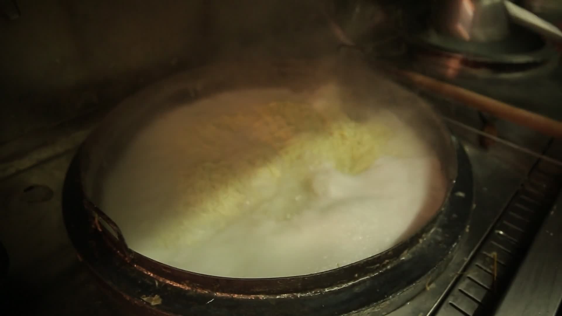 后厨大锅煮面条视频的预览图