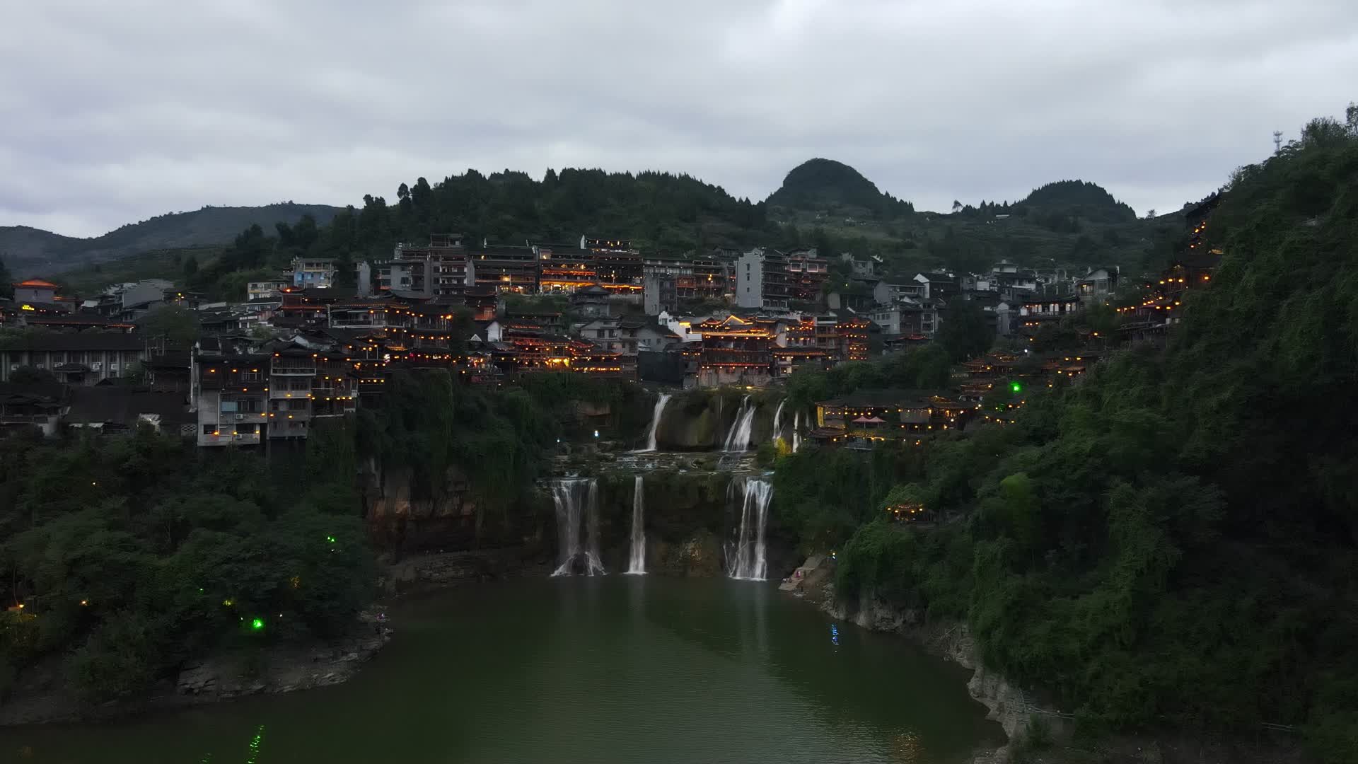 4K航拍湖南湘西芙蓉镇视频的预览图