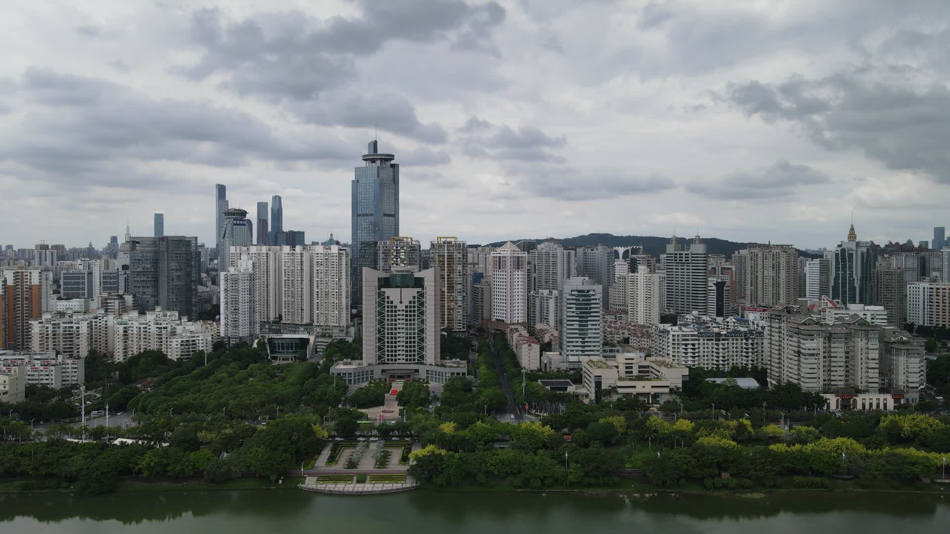 航拍南宁地王大厦地标建筑视频的预览图