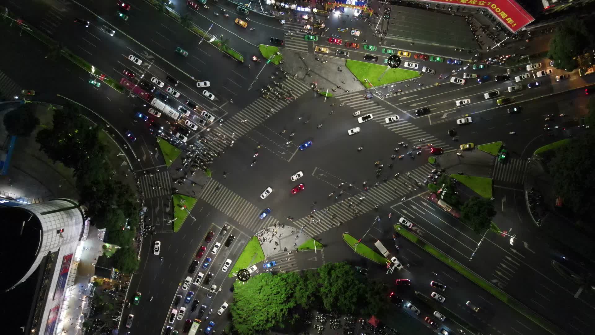 俯拍城市十字交叉路口车流夜景灯光视频的预览图