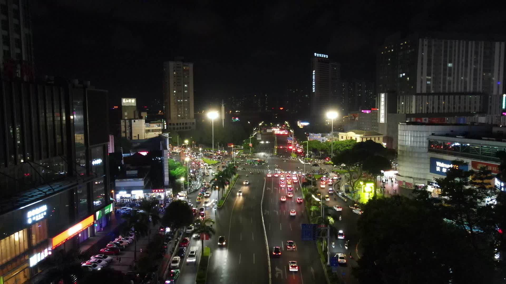 航拍城市十字交叉路口车流夜景灯光视频的预览图