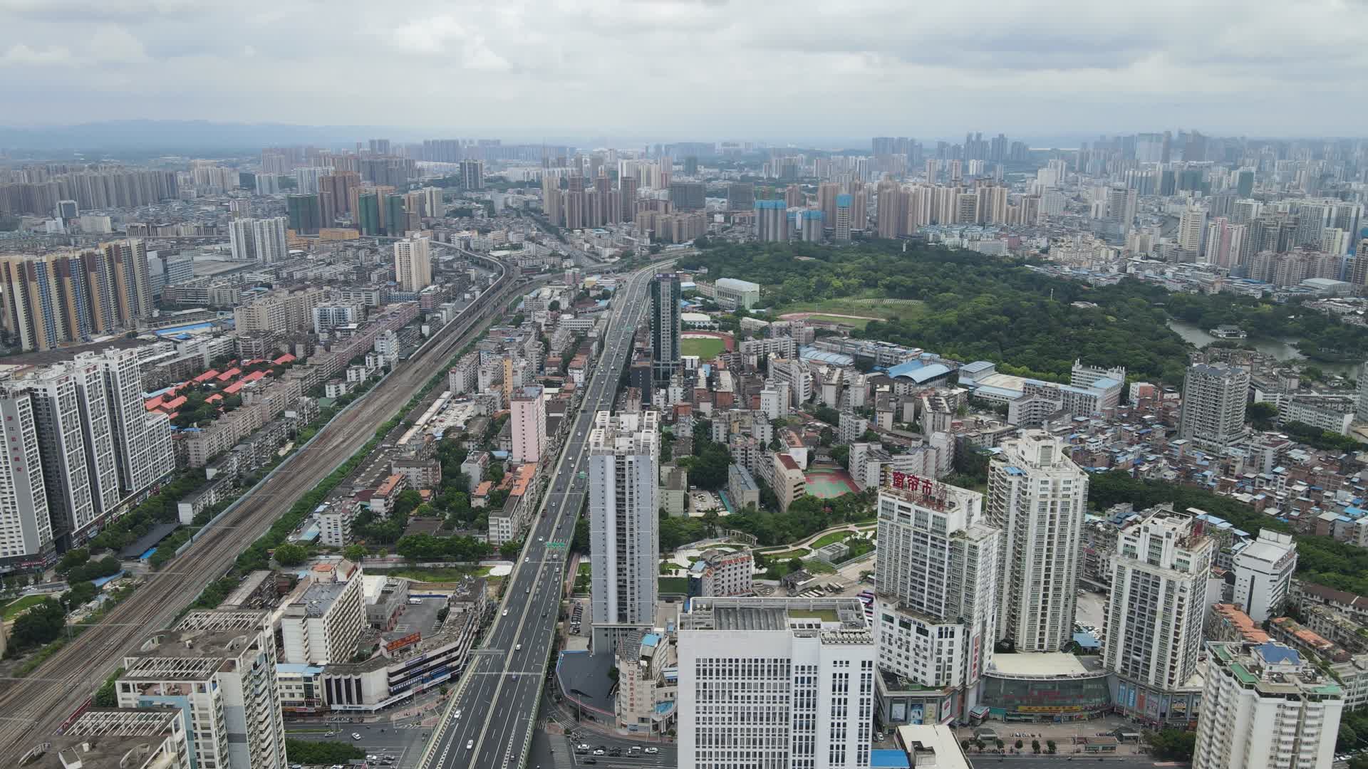 航拍广西南宁城市交通视频的预览图