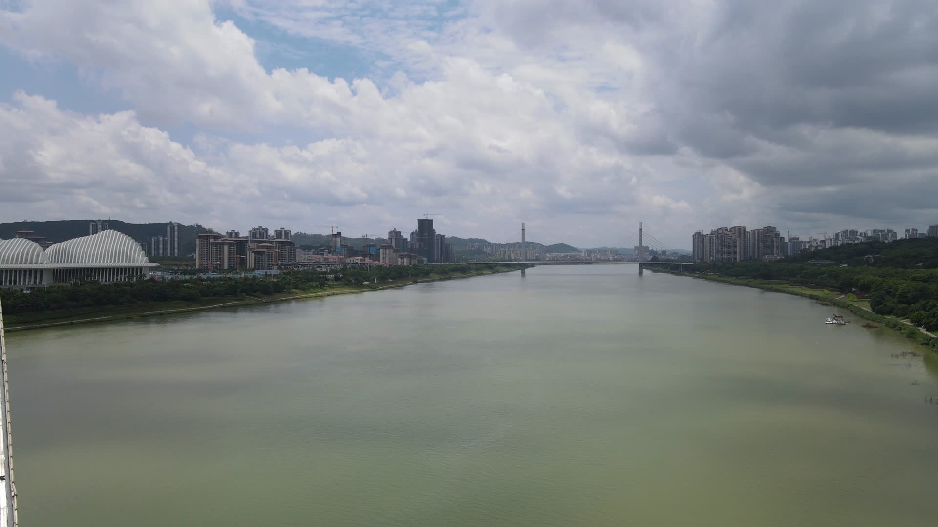 航拍广西南宁邕江风光带视频的预览图