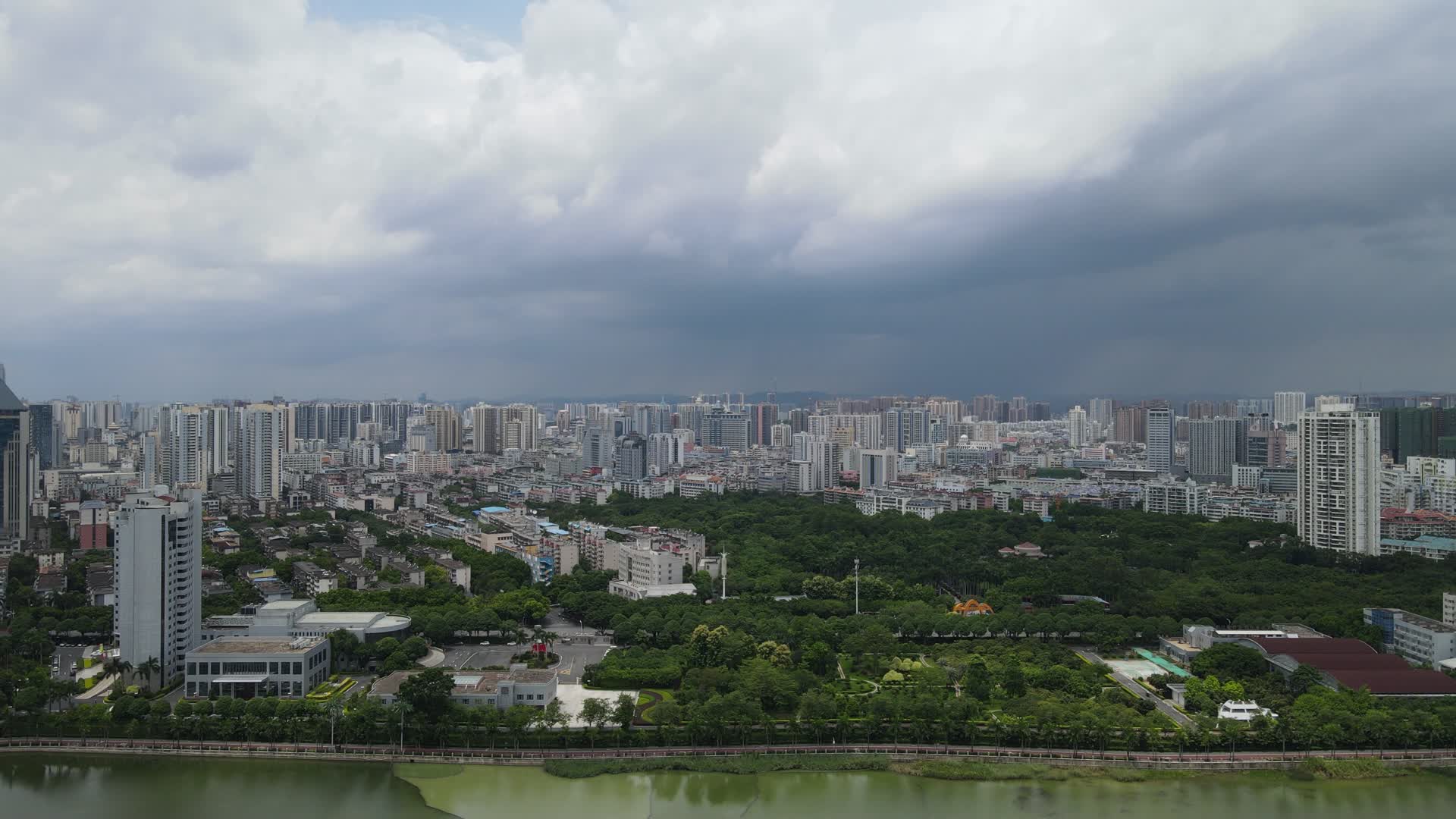 航拍广西南宁邕江边城市高楼建筑视频的预览图