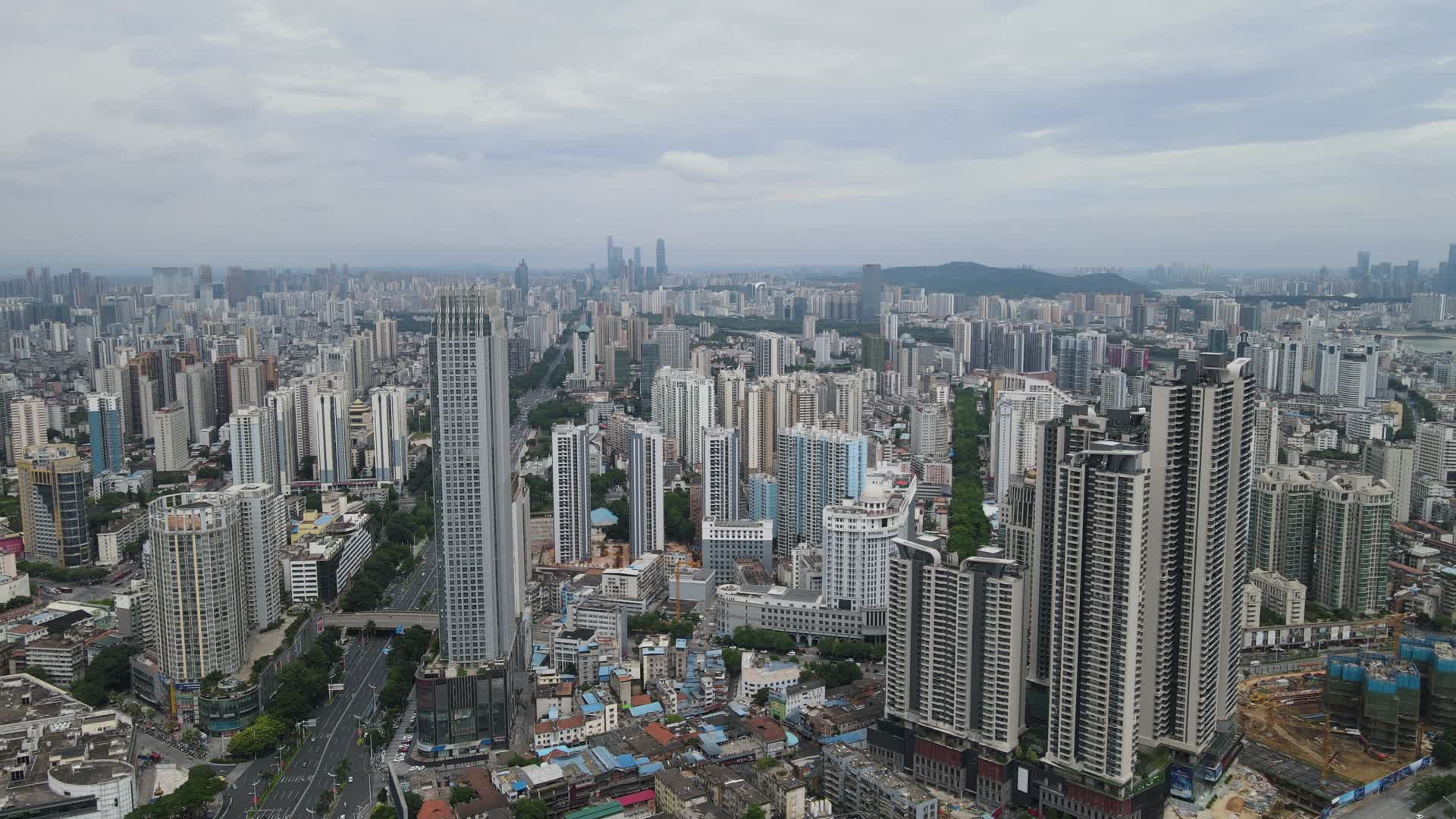 航拍广西南宁丽原天际大厦视频的预览图