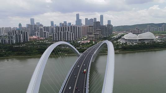 航拍广西南宁大桥视频的预览图