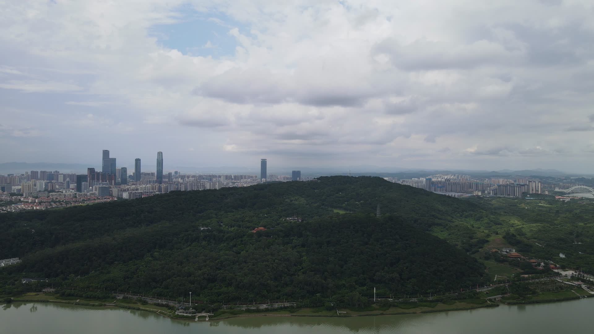 航拍广西南宁青秀山5A景区视频的预览图