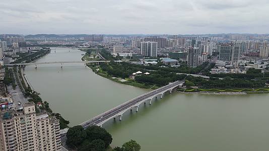 航拍广西南宁邕江大桥视频的预览图
