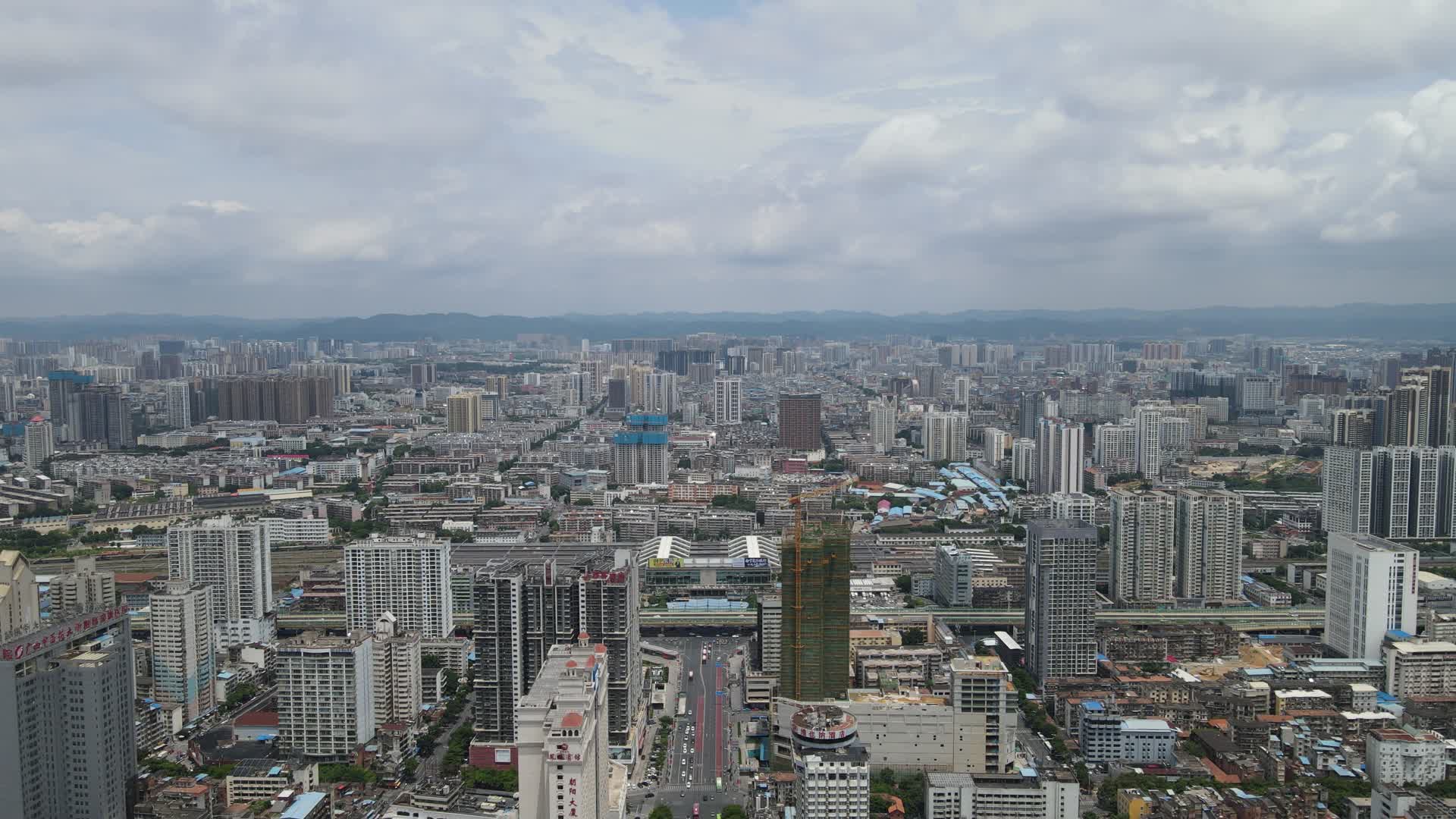 航拍城市蓝天白云高楼建筑视频的预览图