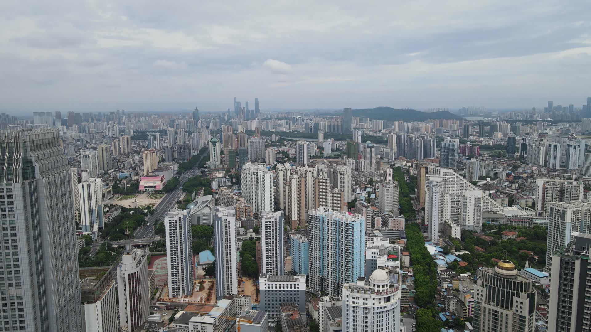 航拍广西南宁丽原天际大厦视频的预览图