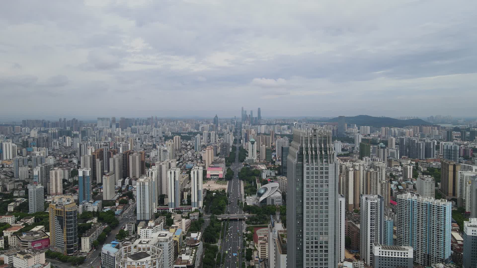 航拍广西南宁民族大道两边高楼建筑视频的预览图