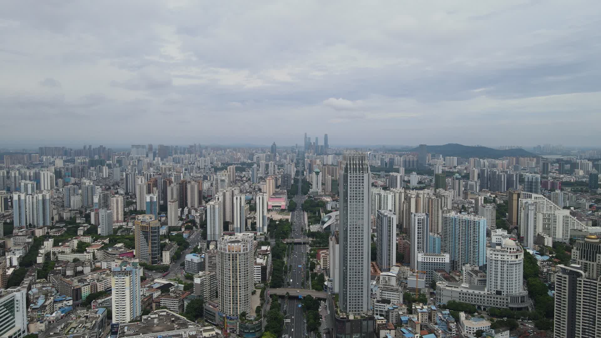 航拍广西南宁民族大道两旁高楼建筑视频的预览图