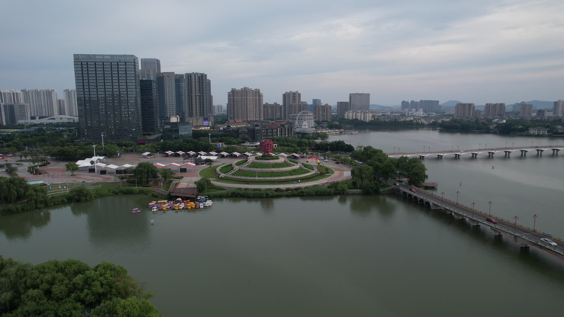 4K航拍南京地标江宁百家湖景区视频的预览图
